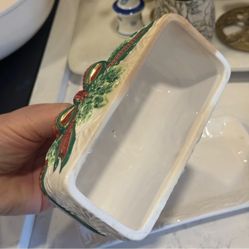 Deck the Holly by INSPIRADO DESIGNS 1/4 Lb Covered Butter Dish